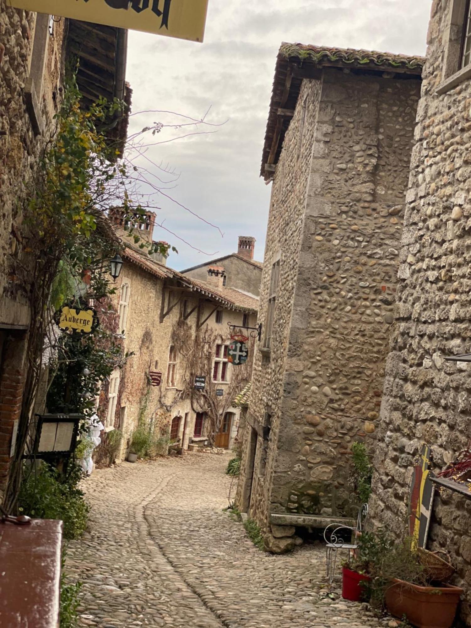 Chez Gabriel Et Sophie Hotell Pérouges Exteriör bild
